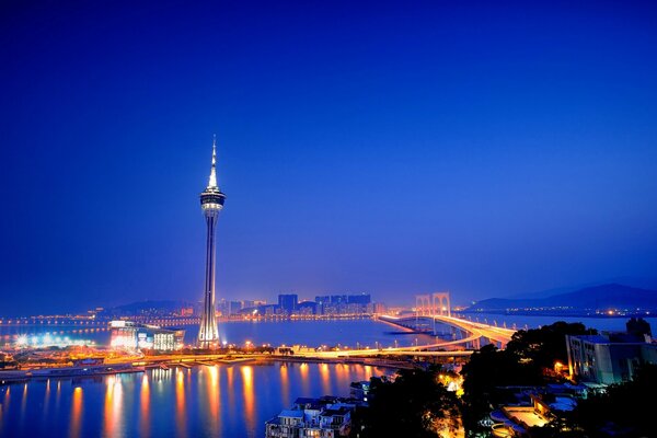 Cielo azul sobre Macao nocturno