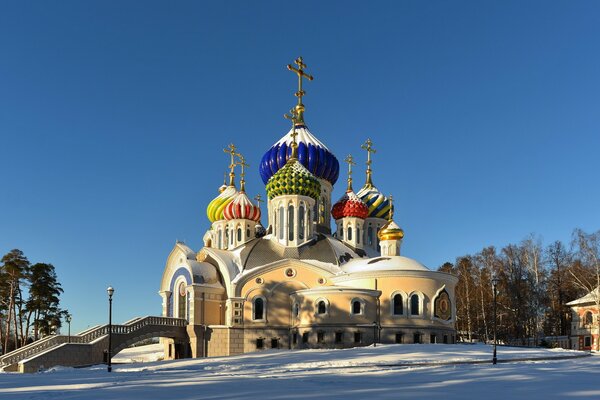 Moskauer Kathedrale auf Winterhintergrund