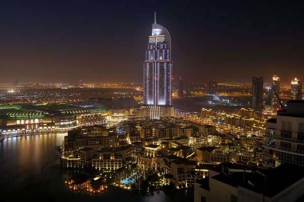 Vista de la ciudad nocturna en luces junto al río