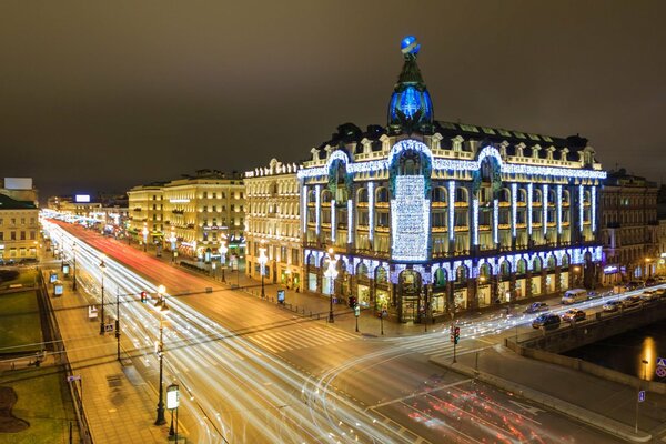 Perspective Nevsky lumineuse nocturne