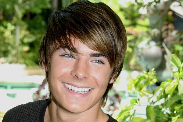 Le sourire hollywoodien de Zach Efron