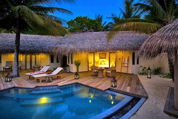 Bungalow de luxe avec piscine et chaises longues