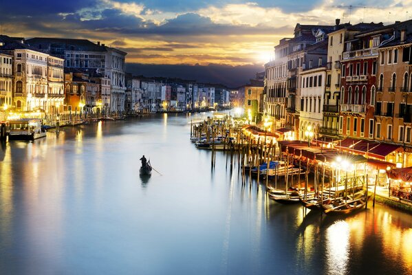 Die schöne Straße von Venedig ist mit hellen Lichtern beleuchtet