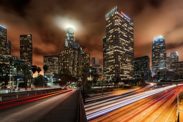 Ciudad nocturna con mucha iluminación