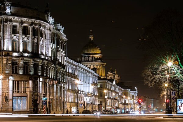 Die Straßen des nachtleuchtenden St. Petersburg