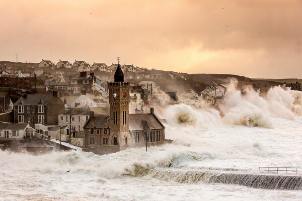 Città in riva al mare durante una tempesta