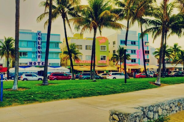 Una strada luminosa a Miami con Hotel