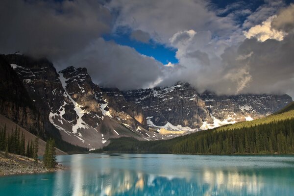 Le puissant Canada - ses montagnes, ses nuages et ses eaux bleues