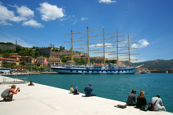 Promenade le long du front de mer. Vue du port