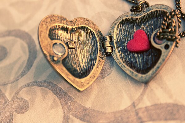 The pendant in the form of hearts is beautifully thought out