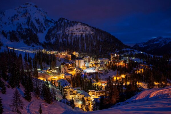 Ville de nuit dans les Alpes