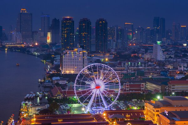 Rueda de la fortuna en el contexto de la noche de Bangkok