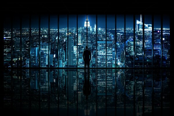 Hombre en una ventana en Gotham City, nueva York