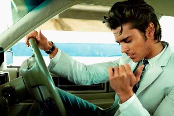 Zac Efron con flequillo al estilo de Elvis Presley