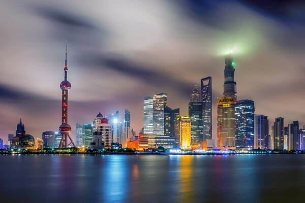 La noche luminosa de Shanghai se refleja en el agua