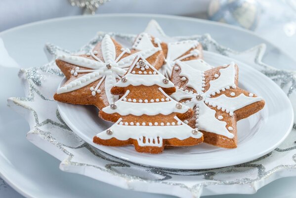 Galletas de jengibre para el año nuevo en forma de espiga y estrella