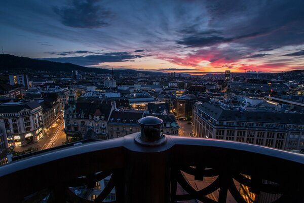 Vue depuis le balcon sur la ville du soir avec le coucher du soleil