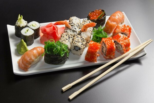 Une portion de sushi et de rouleaux variés prête à manger