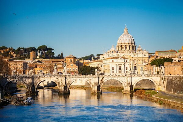 Bridge over the river in the city of Rome