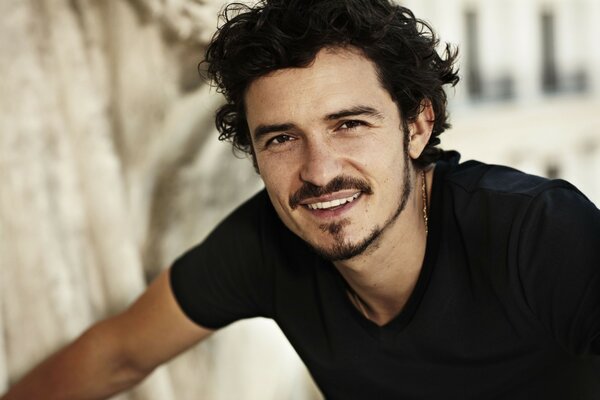 La sonrisa del actor Orlando Bloom. Orlando Bloom con camiseta negra