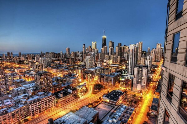 Blick auf das nächtliche Chicago aus dem Fenster eines Wolkenkratzers