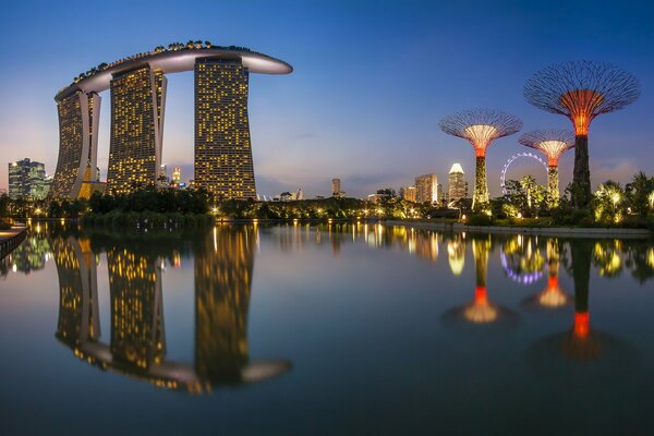 Nacht Singapur, die Reflexion der Stadt im Meer