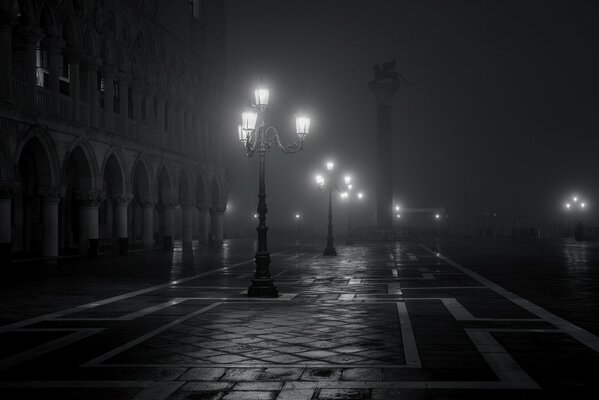 Strada in bianco e nero nella nebbia di Piazza San Marco