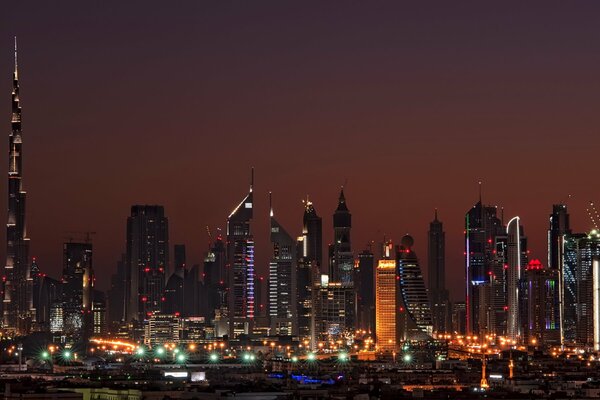 Dubai bei Nacht. Hochhäuser in Dubai. VAE bei Nacht