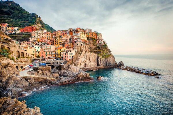 Maisons sur les rochers au bord de la mer paysage