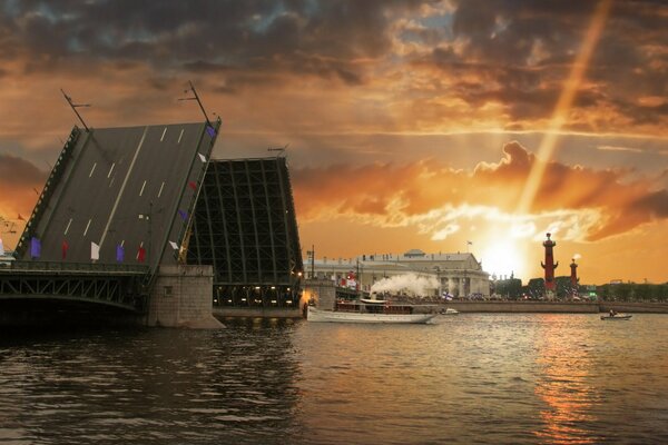 Puente levadizo sobre el río al atardecer