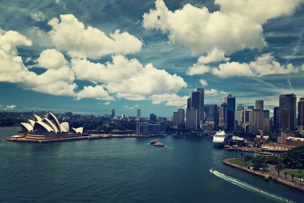 Morgen Sydney, mit schönem Ozean und bewölktem Himmel