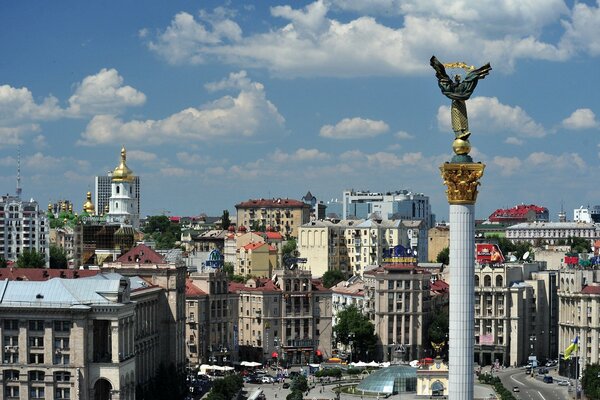 Centre de l Ukraine statue sur une colonne