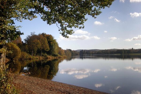 Rive du lac d automne avec le reflet des nuages dans le lac