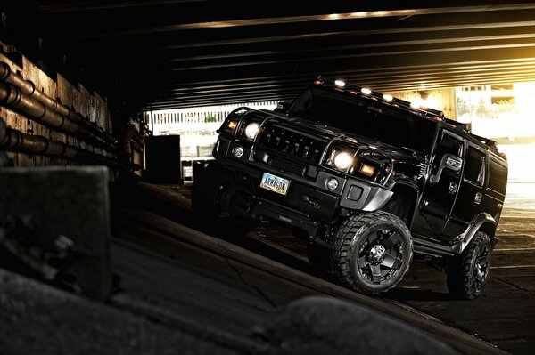 Le SUV noir Hummer surmonte les obstacles