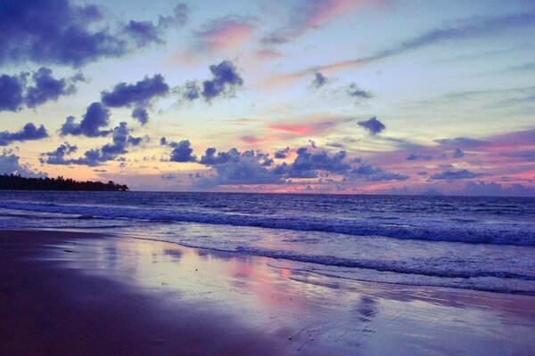 Hermosas nubes y puesta de sol en la playa