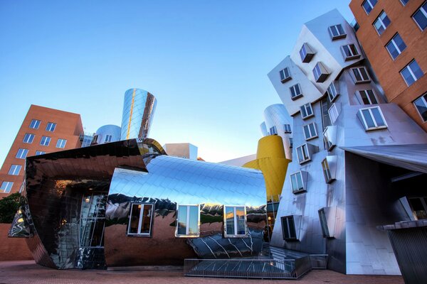 Paisaje arquitectónico con una casa inusual con ventanas