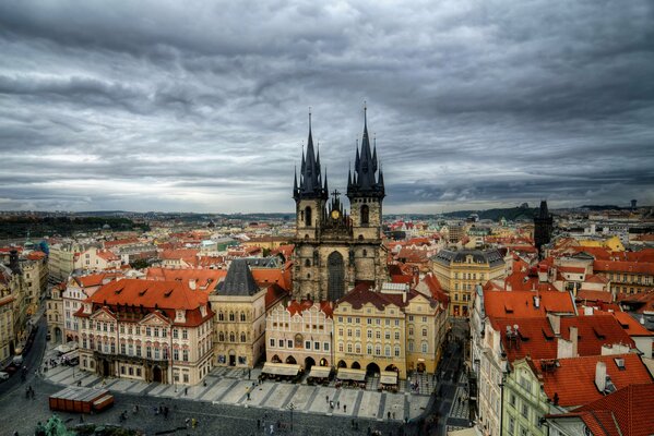 Architektur der tschechischen Republik vor dem Hintergrund eines bewölkten Himmels