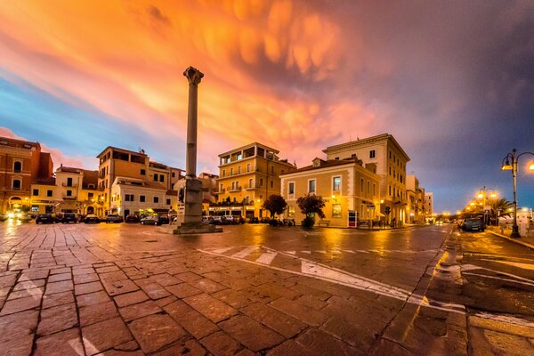 Puesta de sol en Italia. Anochecer