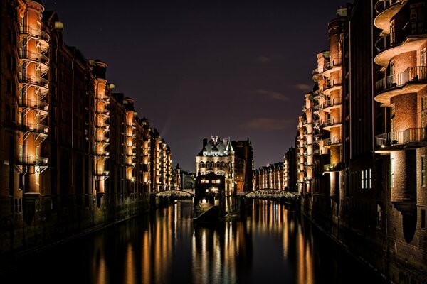 Reflejo del castillo nocturno en el agua