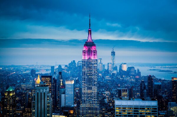 Rascacielos de nueva York contra el cielo nocturno