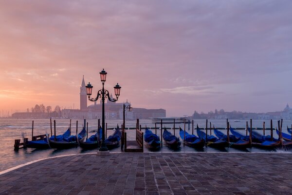 Amanecer con vistas al puerto deportivo y barcos cercanos