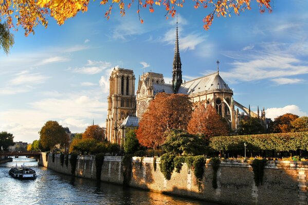 París De Otoño. Vista desde el agua A notar Dam