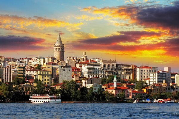 Coucher de soleil chaud sur la tour de Galata à Istanbul