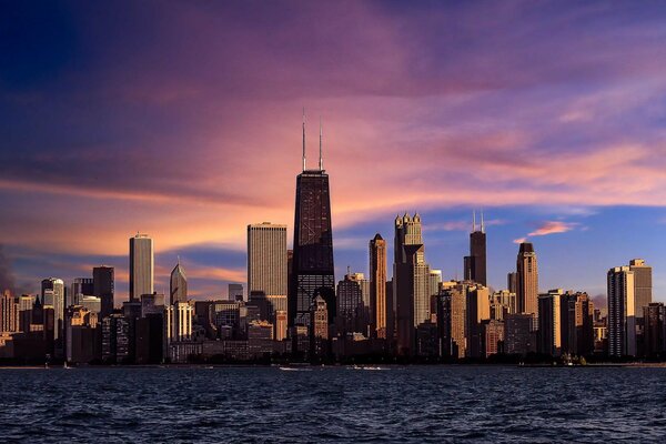 Chicago w pobliżu rzeki o zachodzie słońca