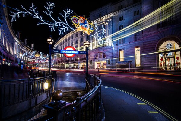 Eine Nachtstadt mit Girlanden in England