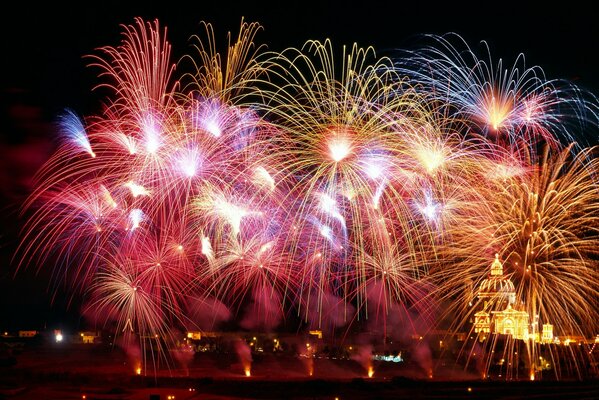 Feuerwerk in der Nacht. Ein Fest in der Stadt