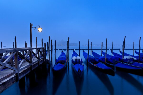 Venedig im Nebel der Gondel unter der Laterne