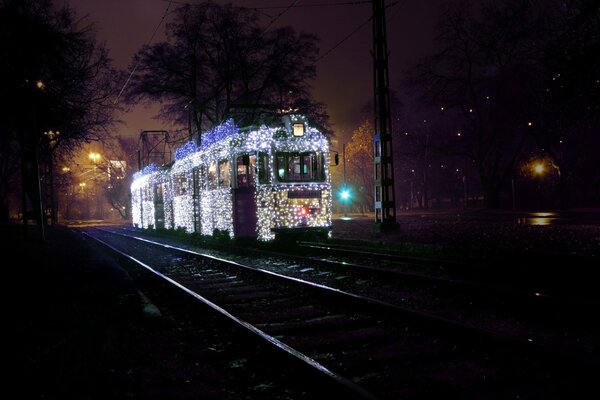 Tramway de nuit en hiver en Hongrie