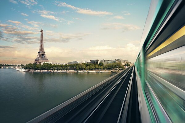 Schönes Paris in halbdunkler Zeit