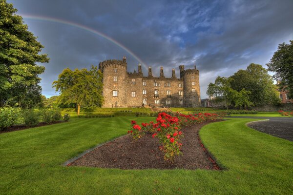 Château en Irlande avec arc-en-ciel et fleurs